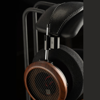 Grado Signature S950 Open-Back-Kopfhörer Detailansicht Holz-Ohrmuschel und Kopfbügelgabel mit R-Kennzeichnung