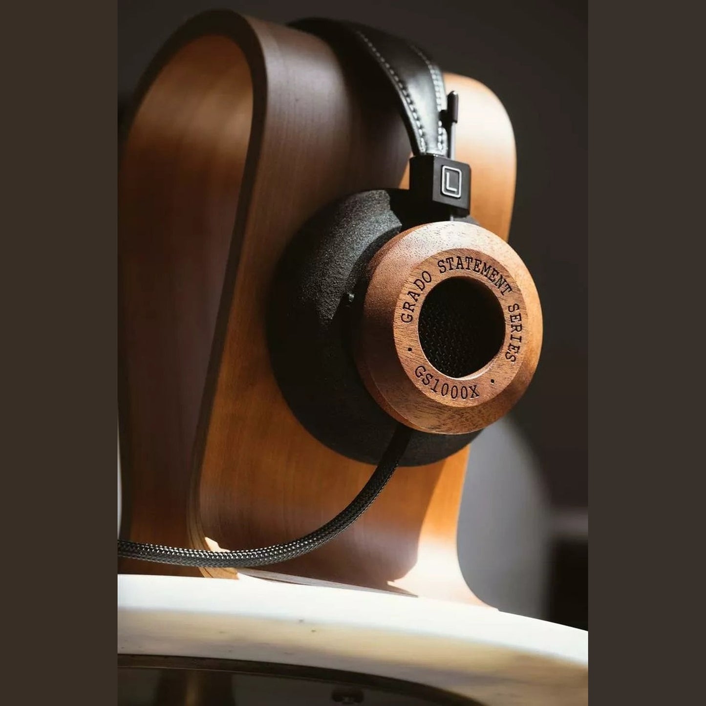 Grado Statement GS1000x Open-Back-Kopfhörer Lifestyle auf einem Kopfhörerständer aus Holz