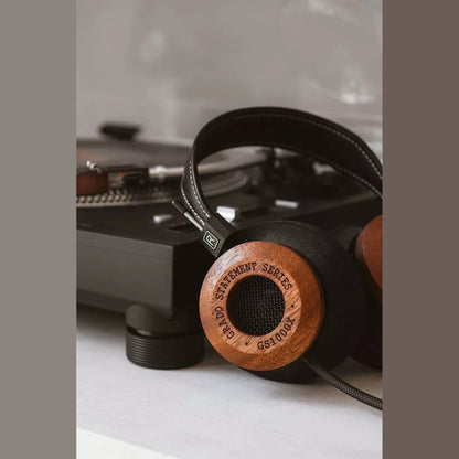 Grado Statement GS1000x Open-Back-Kopfhörer Lifestyle vor einem Plattenspieler