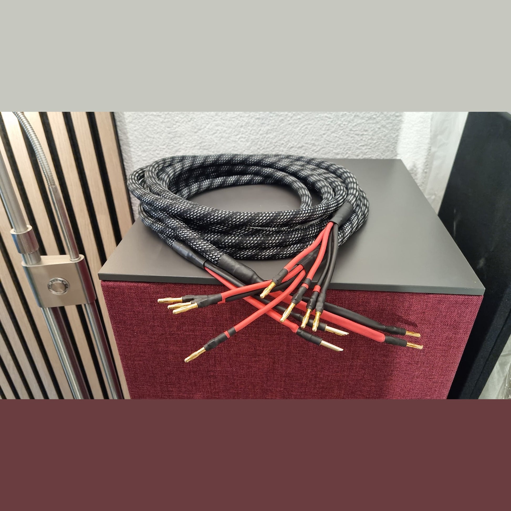 HD ONE High-End Lautsprecherkabel bi-wire Lifestyle auf Standlautsprecher mit Bananensteckern und Kabelschuhen