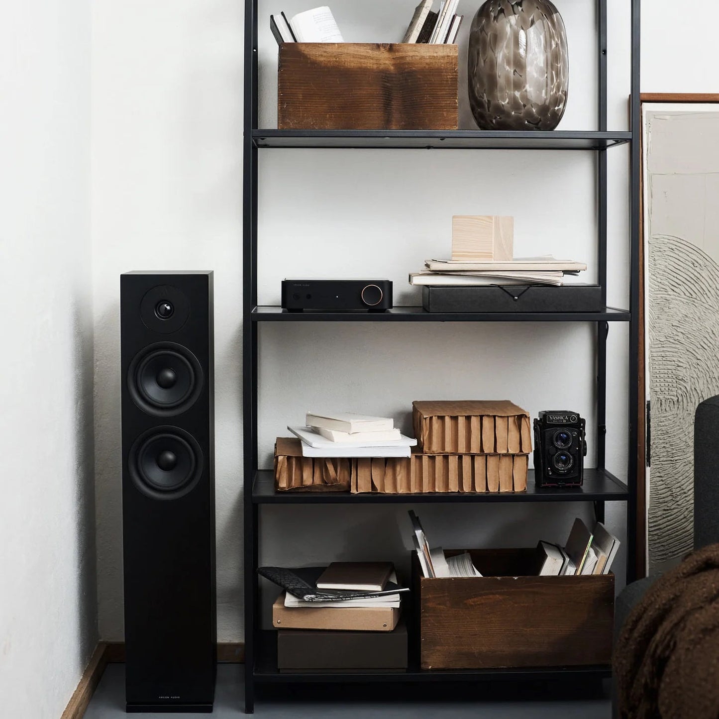HiFi-Set Bluesound Powernode + Argon Forus 55 Schwarz Lifestyle: Forus 55 im Wohnraum neben Metallregal