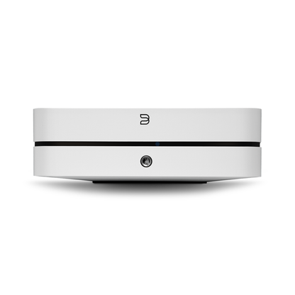 HiFi-Set Bluesound Powernode + Argon Forus 55 Weiss Frontansicht des Powernode mit Kopfhörerbuchse