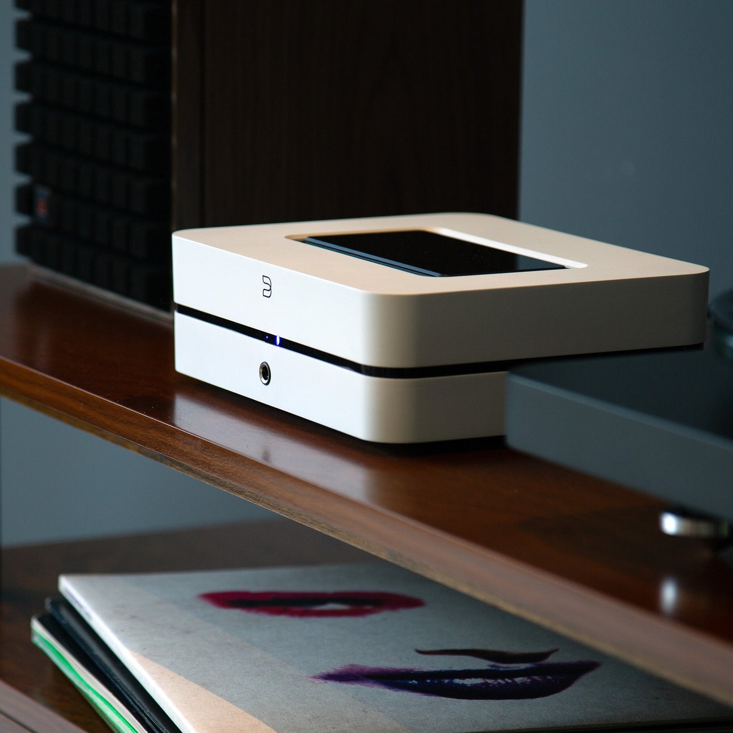 HiFi-Set Bluesound Powernode + Argon Forus 55 Weiss Lifestyle: Powernode auf Holzregal über Schallplatten