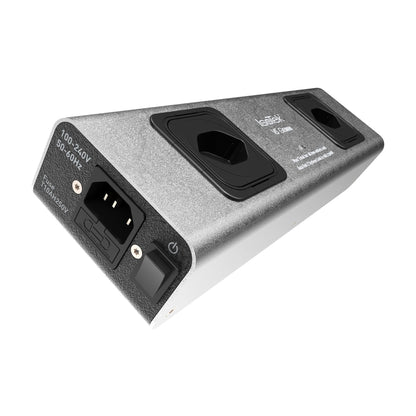 IsoTek V5 Gemini Netzleiste Schrägansicht mit CH-Stecker