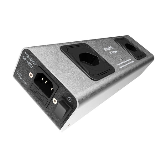 IsoTek V5 Gemini Netzleiste Schrägansicht mit CH-Stecker