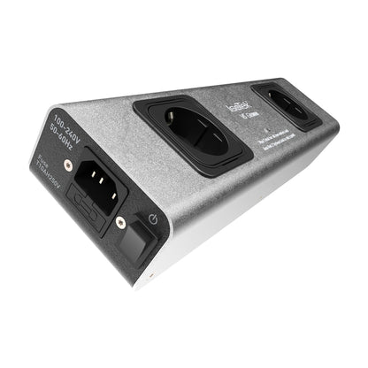 IsoTek V5 Gemini Netzleiste Schrägansicht mit Schuko-Stecker