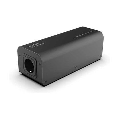 IsoTek V5 Syncro Uni 10 A DC-Blocker Schrägansicht in Schwarz mit Schuko-Ausgang