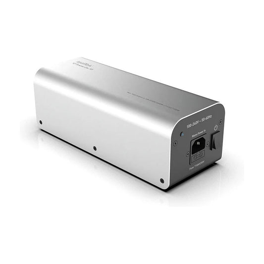 IsoTek V5 Syncro Uni 10 A DC-Blocker Schrägansicht in Silber