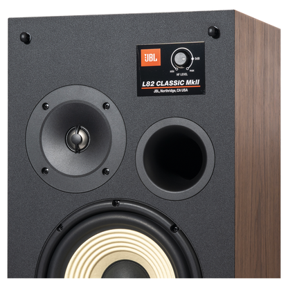 JBL L82 Classic MKII Regallautsprecher blau Detailansicht Hochtöner, Bassreflexrohr und Typenschild