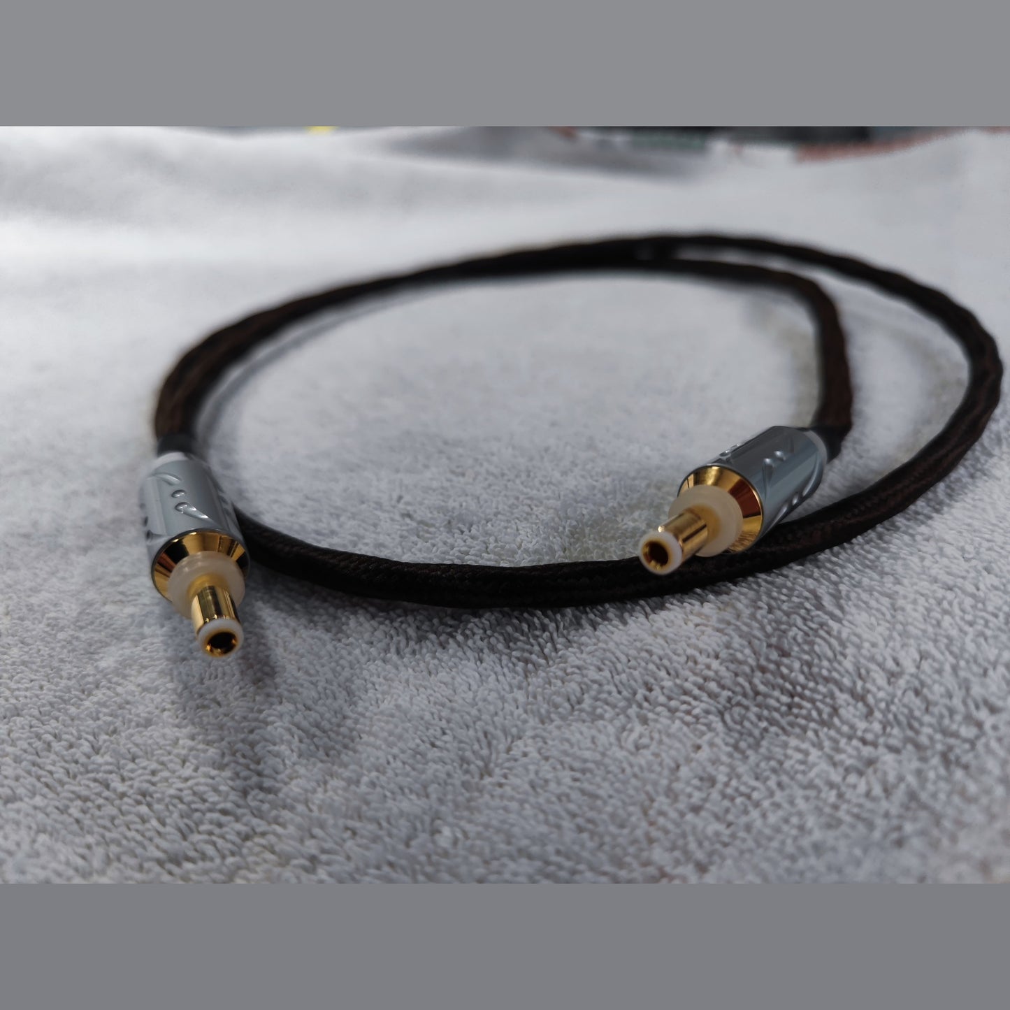 KECES Premium DC-Kabel 5,5/2,5 auf 5,5/2,1 mm, Produktfoto mit beiden Steckern