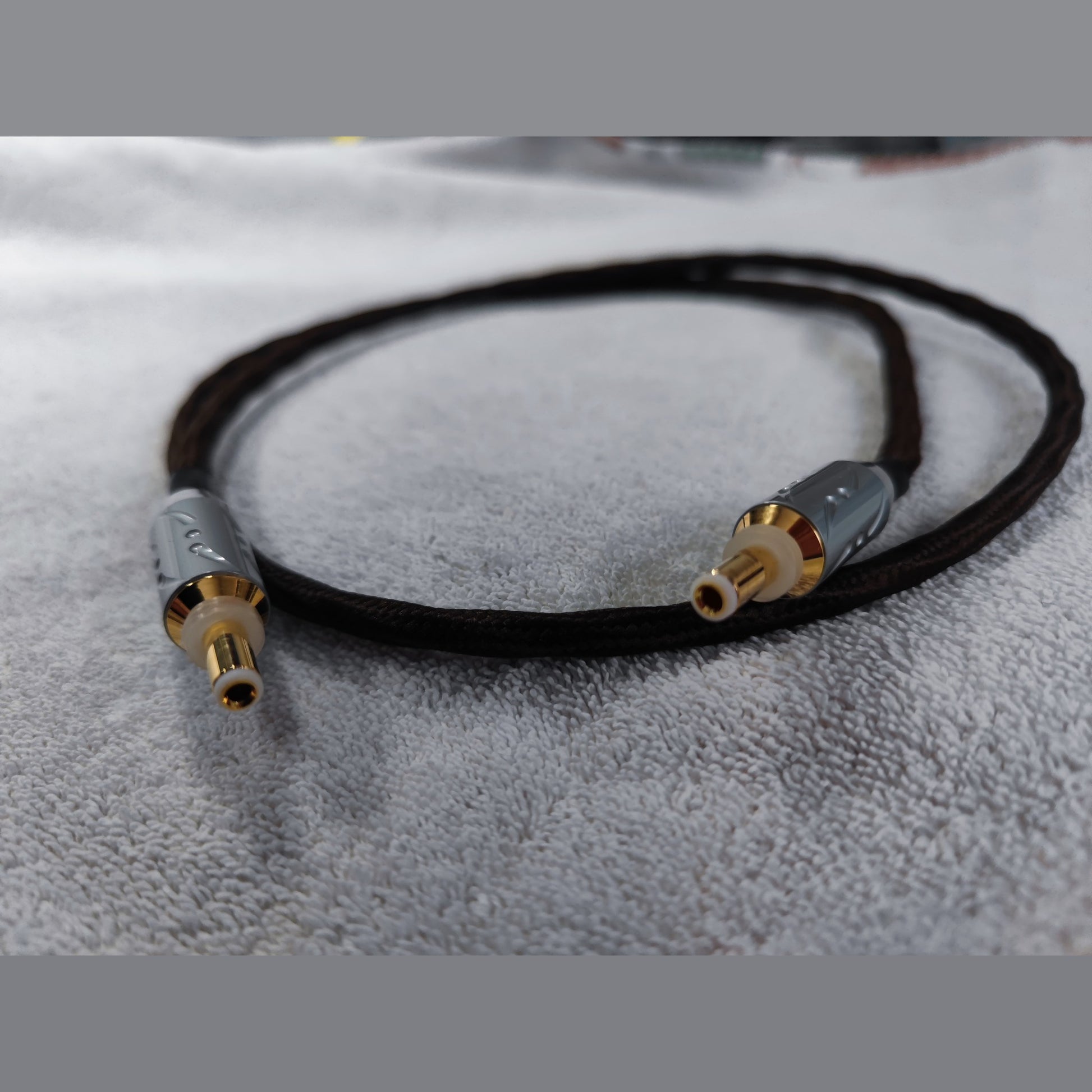 KECES Premium DC-Kabel 5,5/2,5 auf 5,5/2,1 mm, Produktfoto mit beiden Steckern
