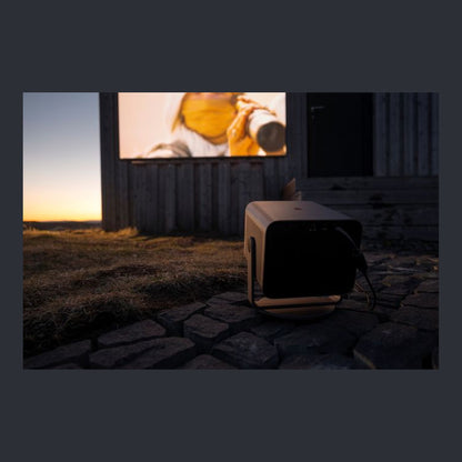 Leica Cine Compact 1 Beamer beim Aussenkino am Abend