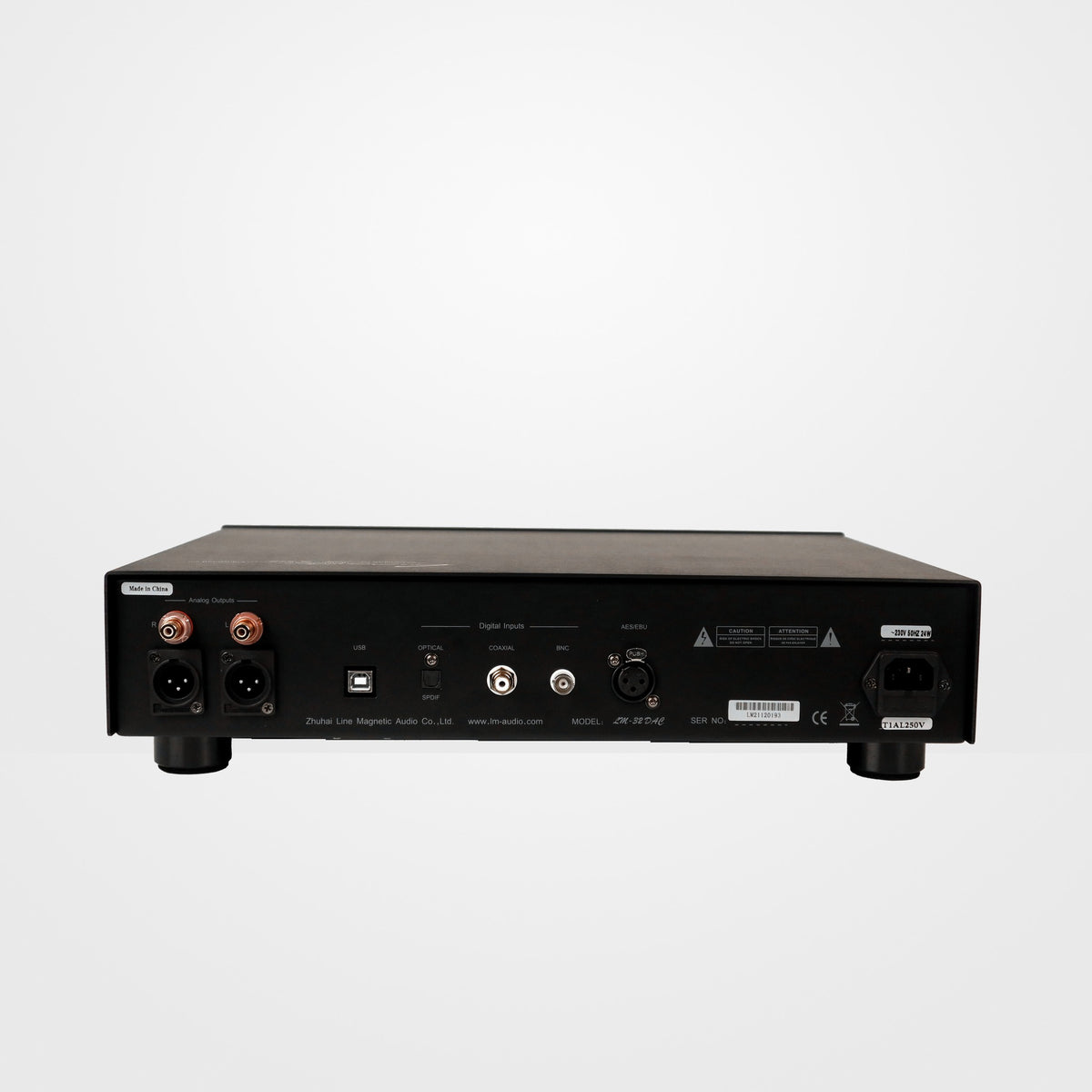 Line Magnetic LM-32DAC Röhren-DAC, Rückansicht mit digitalen Eingängen und Analogausgängen