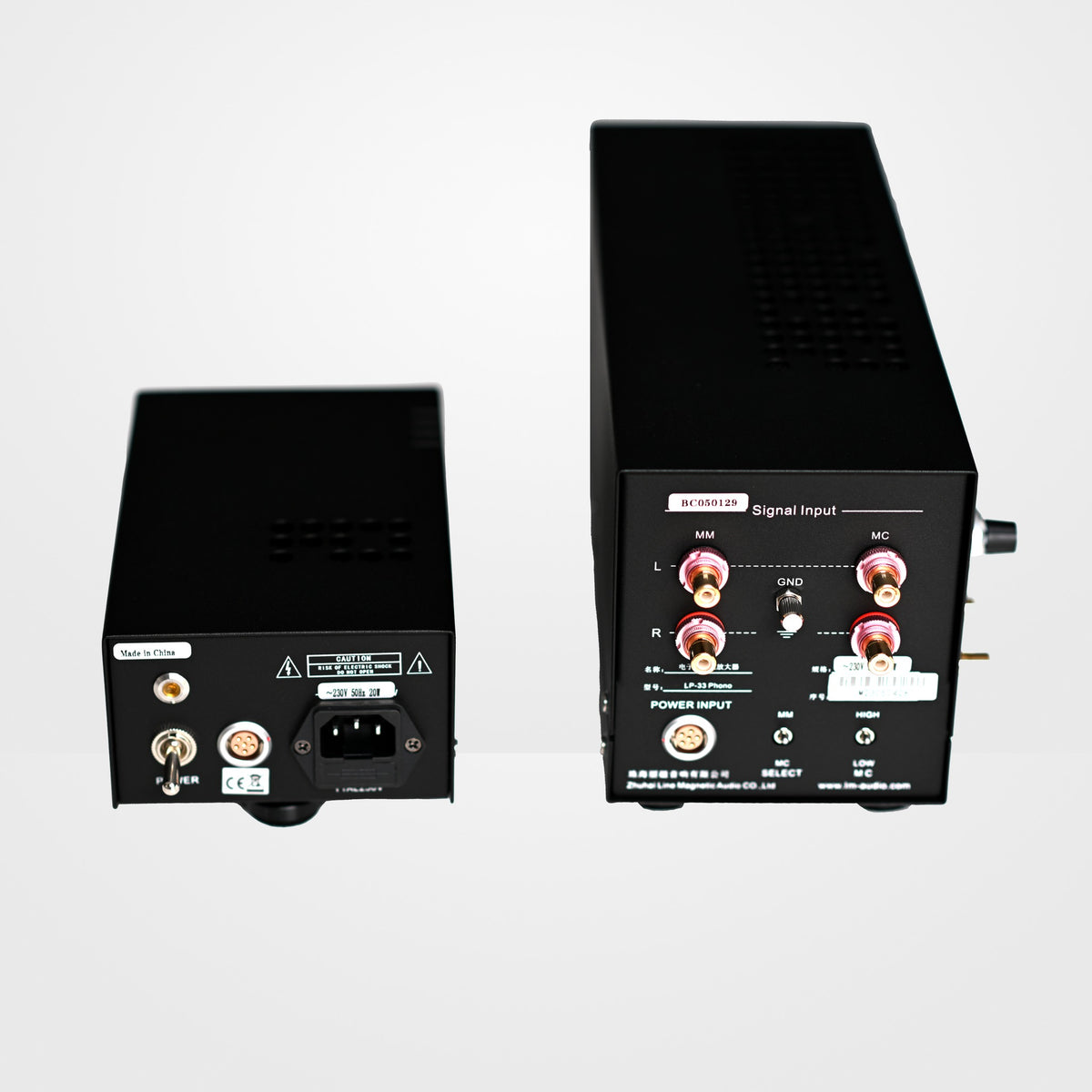 Line Magnetic LM-33LP Röhren-Phonovorstufe mit externem Netzteil, Rückansicht mit Cinch-Eingängen