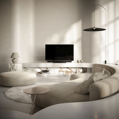Loewe antares 48 OLED-Fernseher im Wohnzimmer auf Sideboard, helles minimalistisches Ambiente