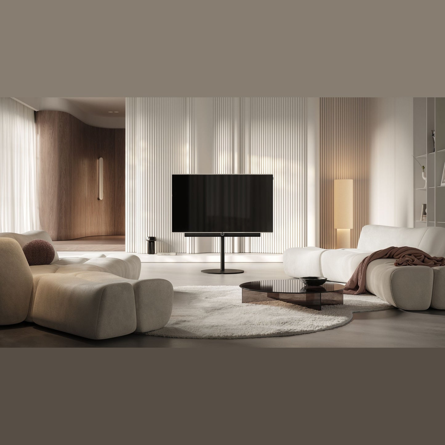 Loewe antares 55 OLED-Fernseher auf Standfuss im hellen, minimalistischen Wohnzimmer
