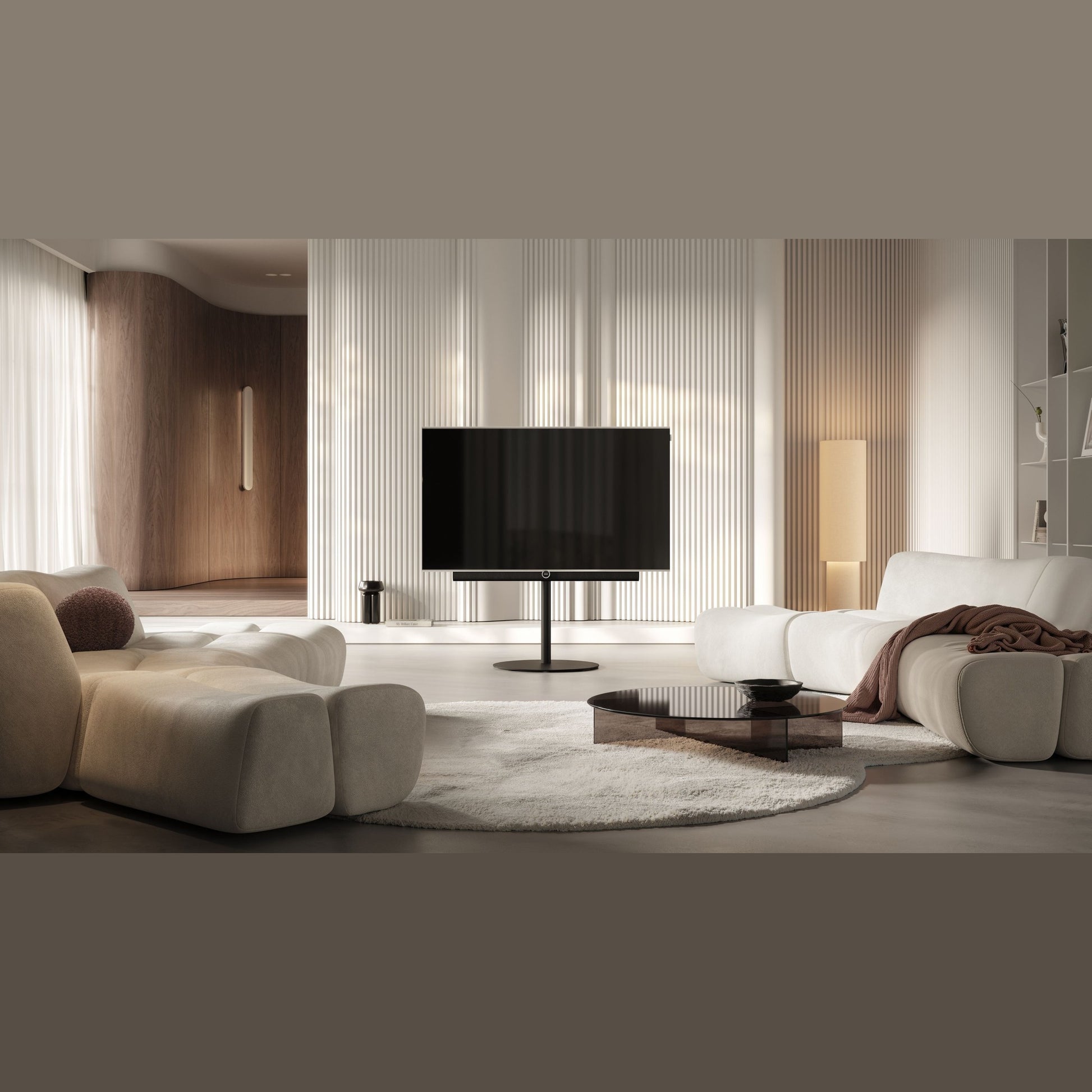 Loewe antares 55 OLED-Fernseher auf Standfuss im hellen, minimalistischen Wohnzimmer