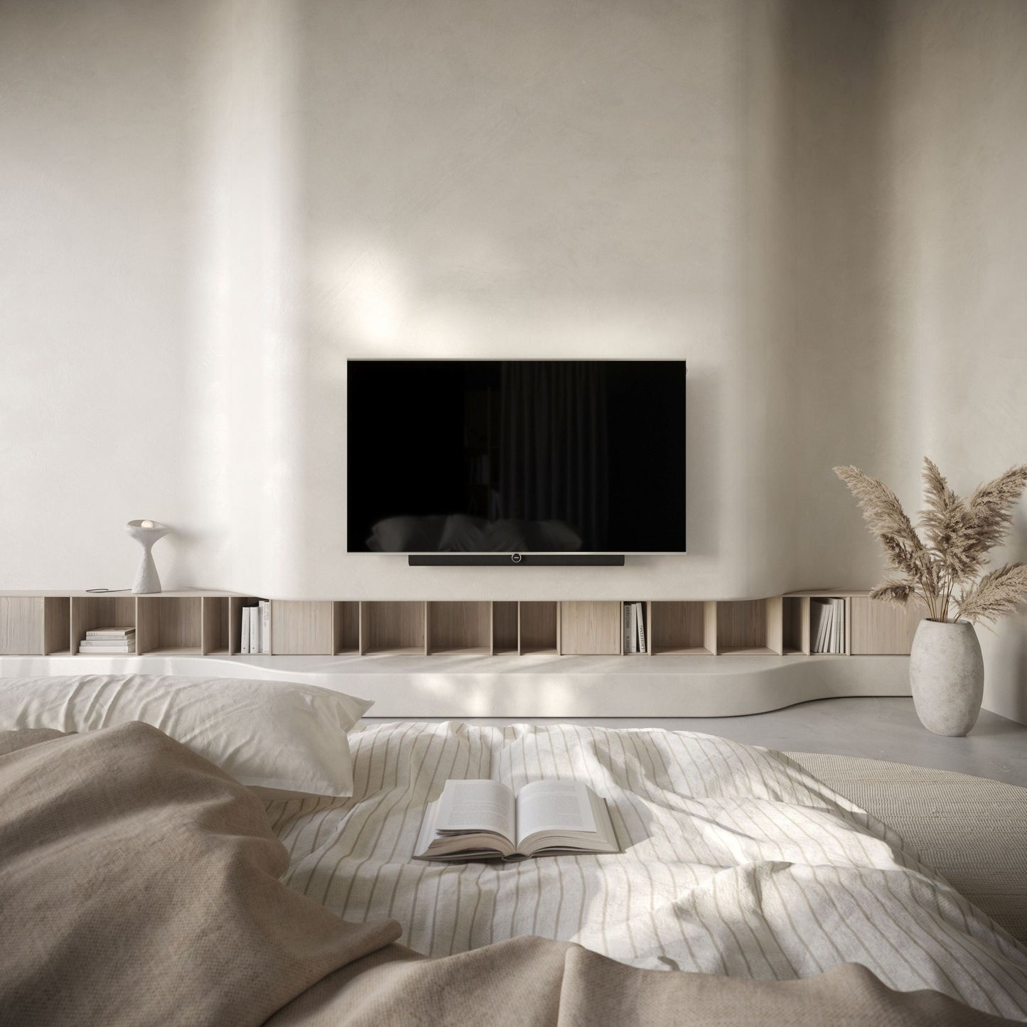 Loewe antares 65 OLED-Fernseher wandmontiert im hellen, minimalistischen Wohnraum
