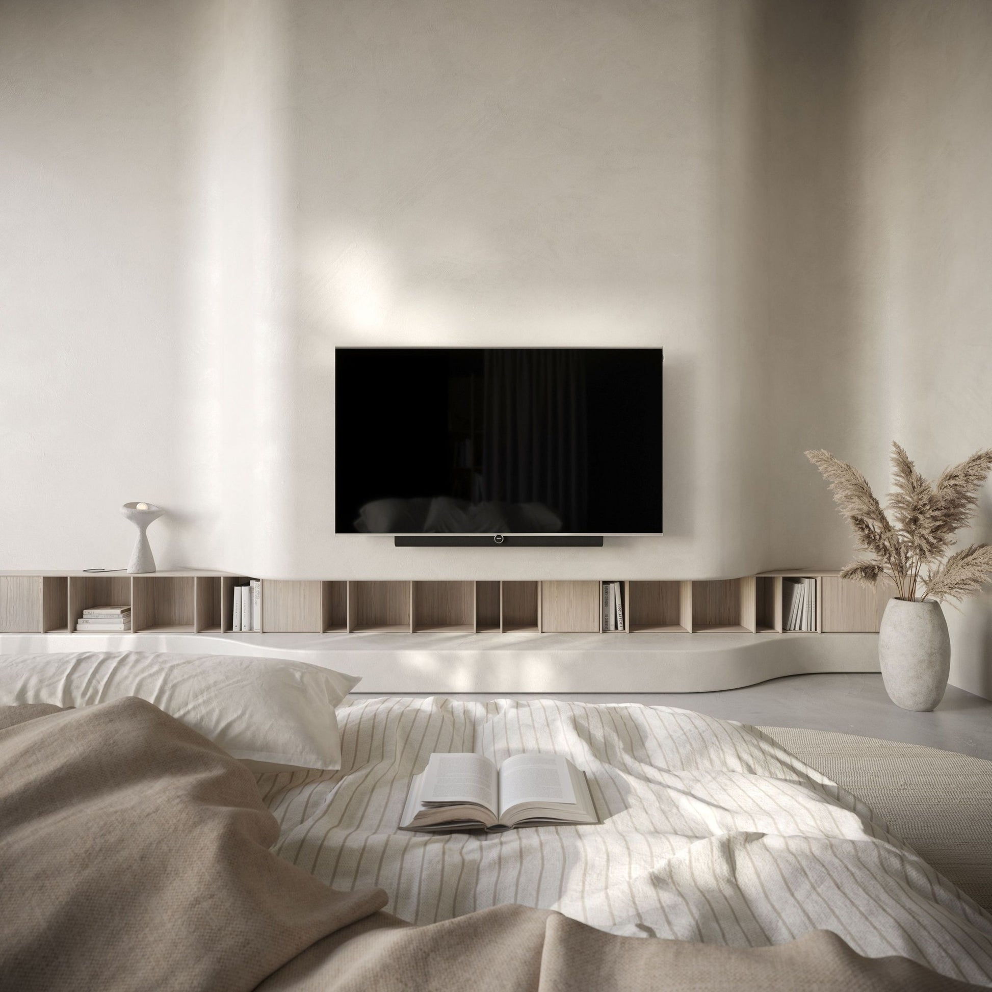 Loewe antares 65 OLED-Fernseher wandmontiert im hellen, minimalistischen Wohnraum