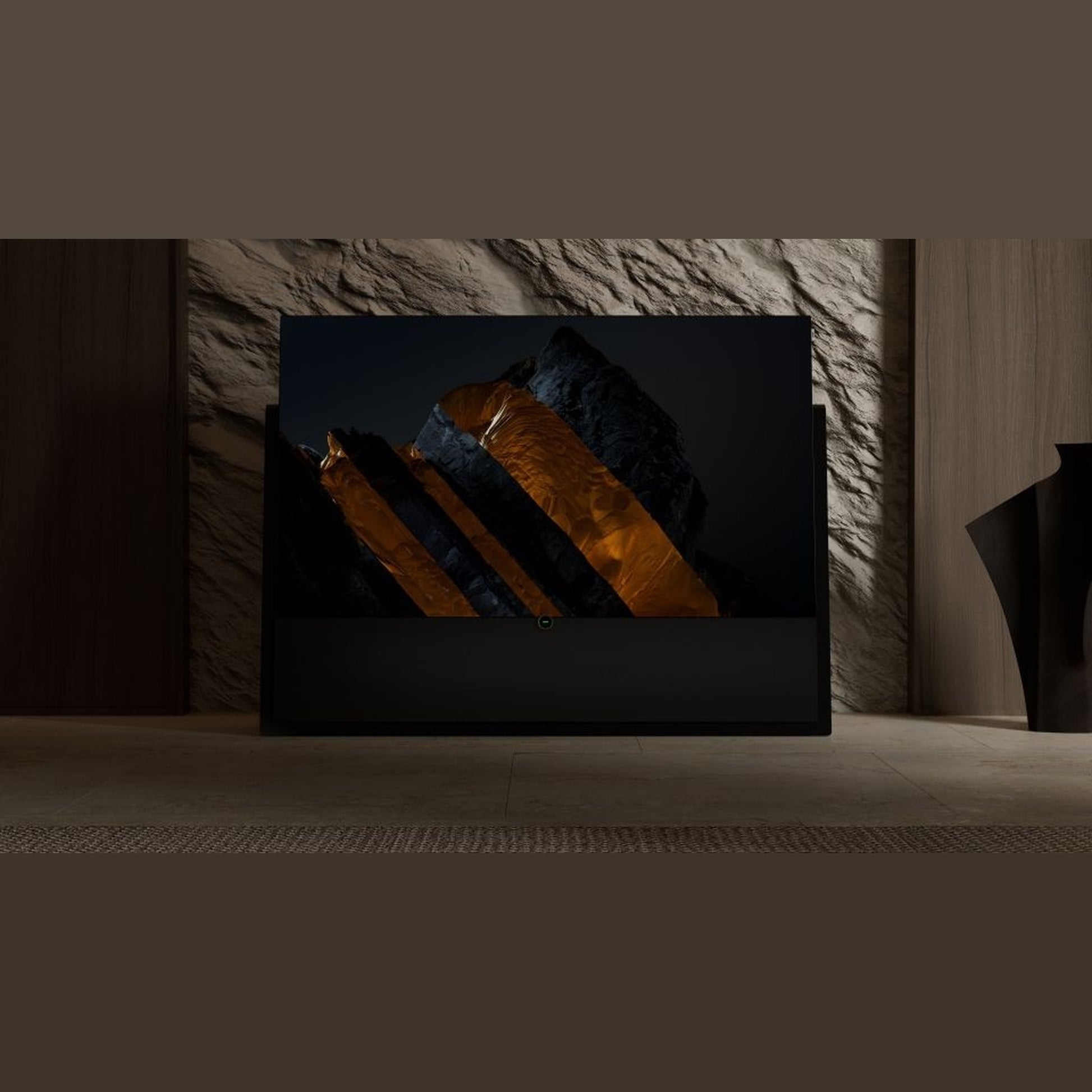 Loewe Iconic Inspire.55 OLED-Fernseher Graphitgrau mit Bergmotiv auf dem Display