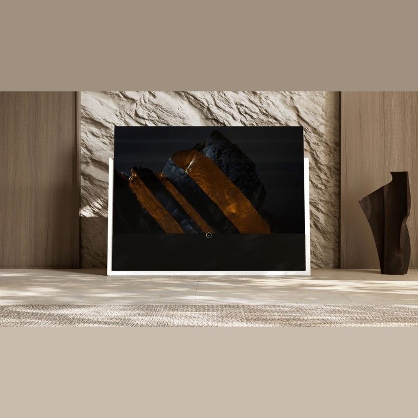 Loewe Iconic Inspire.55 OLED-Fernseher Weiss mit Bergmotiv auf dem Display