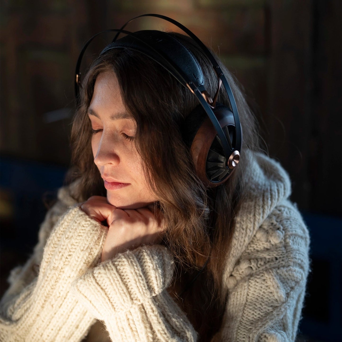 Meze Audio 109 PRO Over-Ear-Kopfhörer Lifestyle getragen