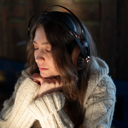 Meze Audio 109 PRO Over-Ear-Kopfhörer Lifestyle getragen