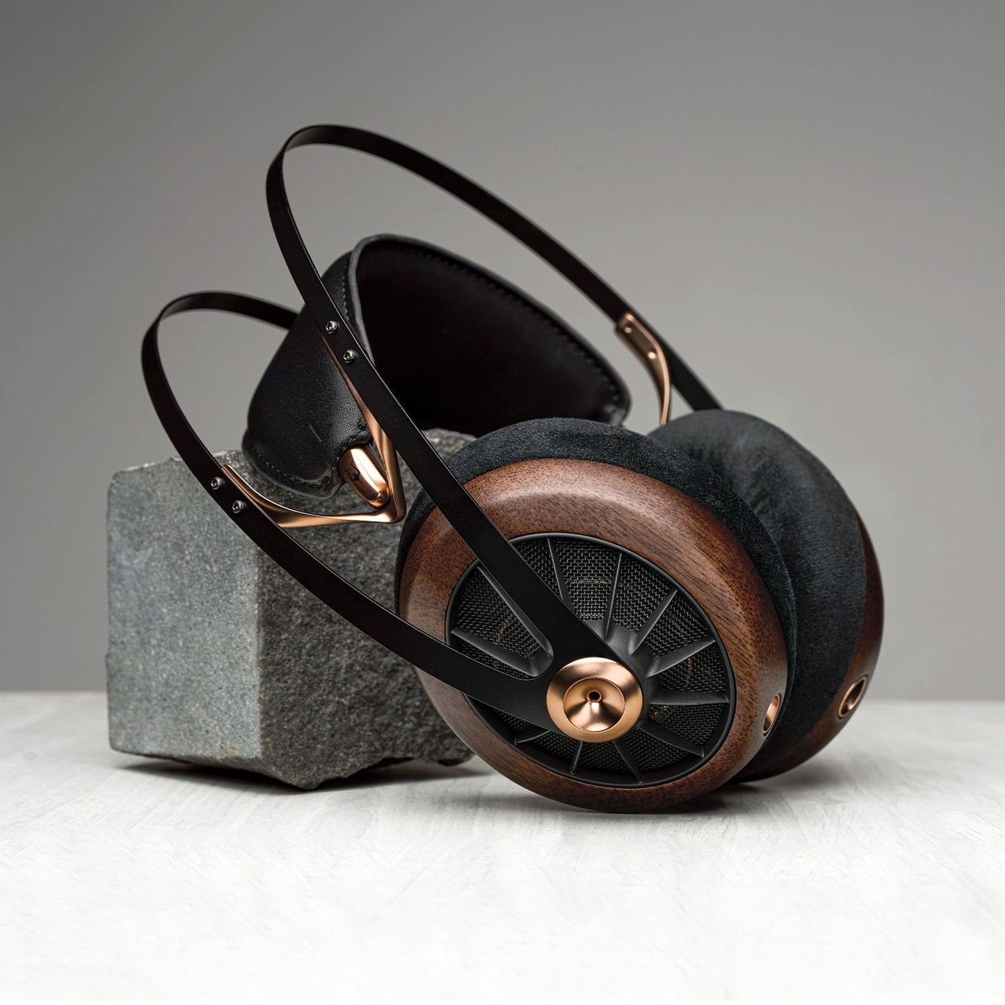 Meze Audio 109 PRO Over-Ear-Kopfhörer Lifestyle auf Steinblock im Studio