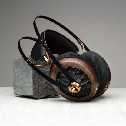 Meze Audio 109 PRO Over-Ear-Kopfhörer Lifestyle auf Steinblock im Studio