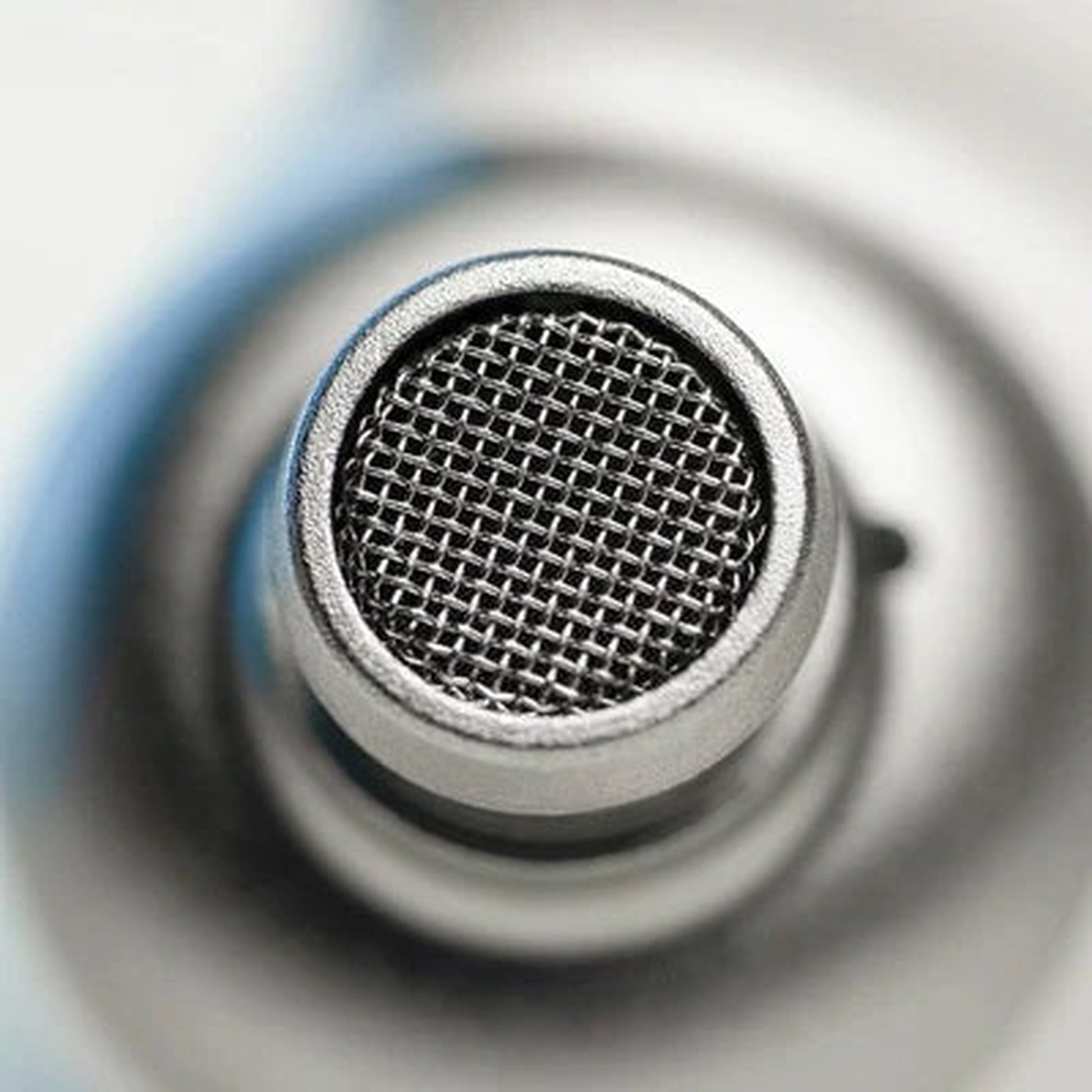 Meze Audio Alba In-Ear-Kopfhörer Detailansicht des Metallsiebs am Schallaustritt