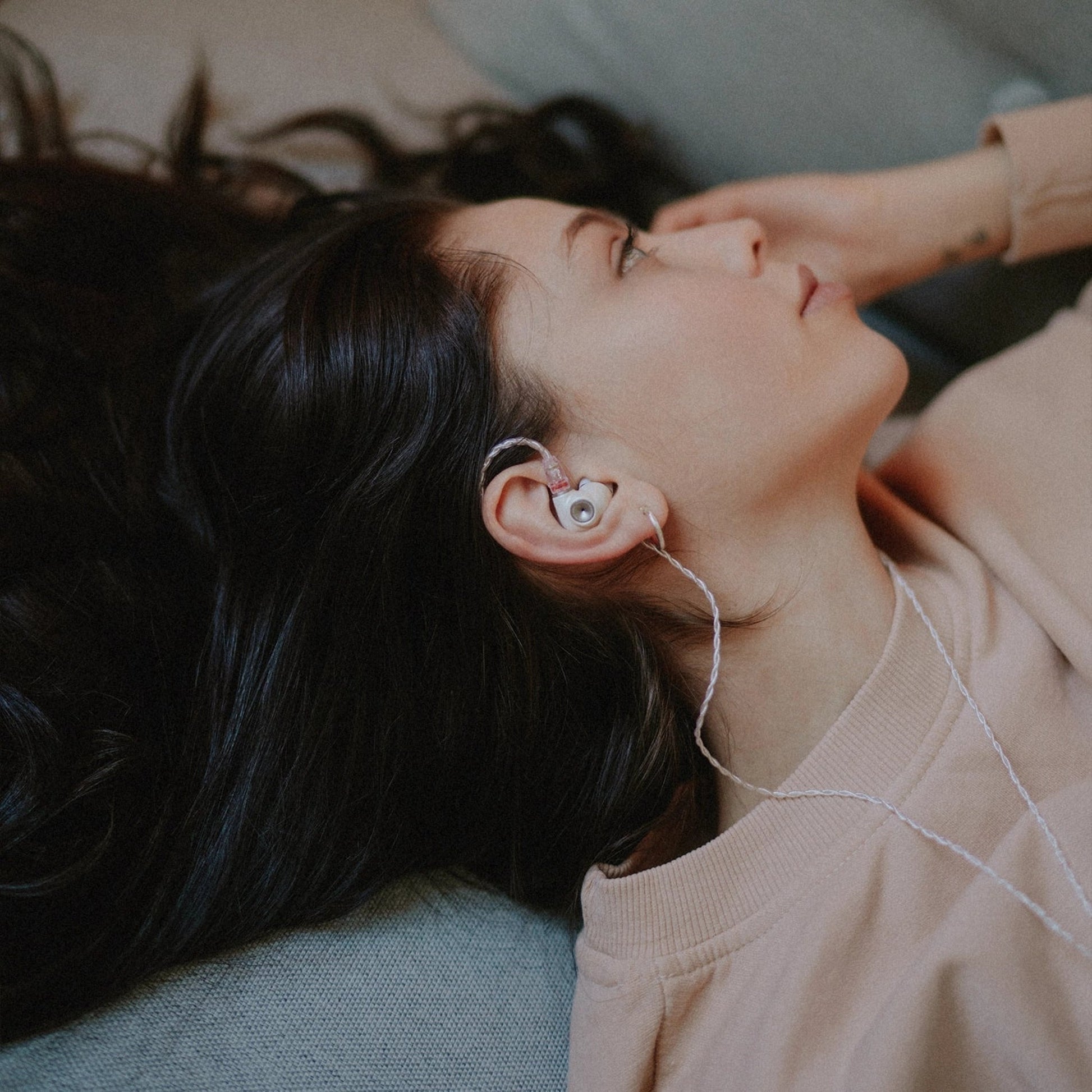Meze Audio Alba In-Ear-Kopfhörer Lifestyle im Ohr getragen