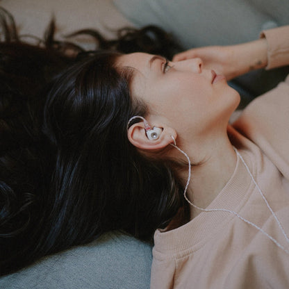Meze Audio Alba In-Ear-Kopfhörer Lifestyle im Ohr getragen
