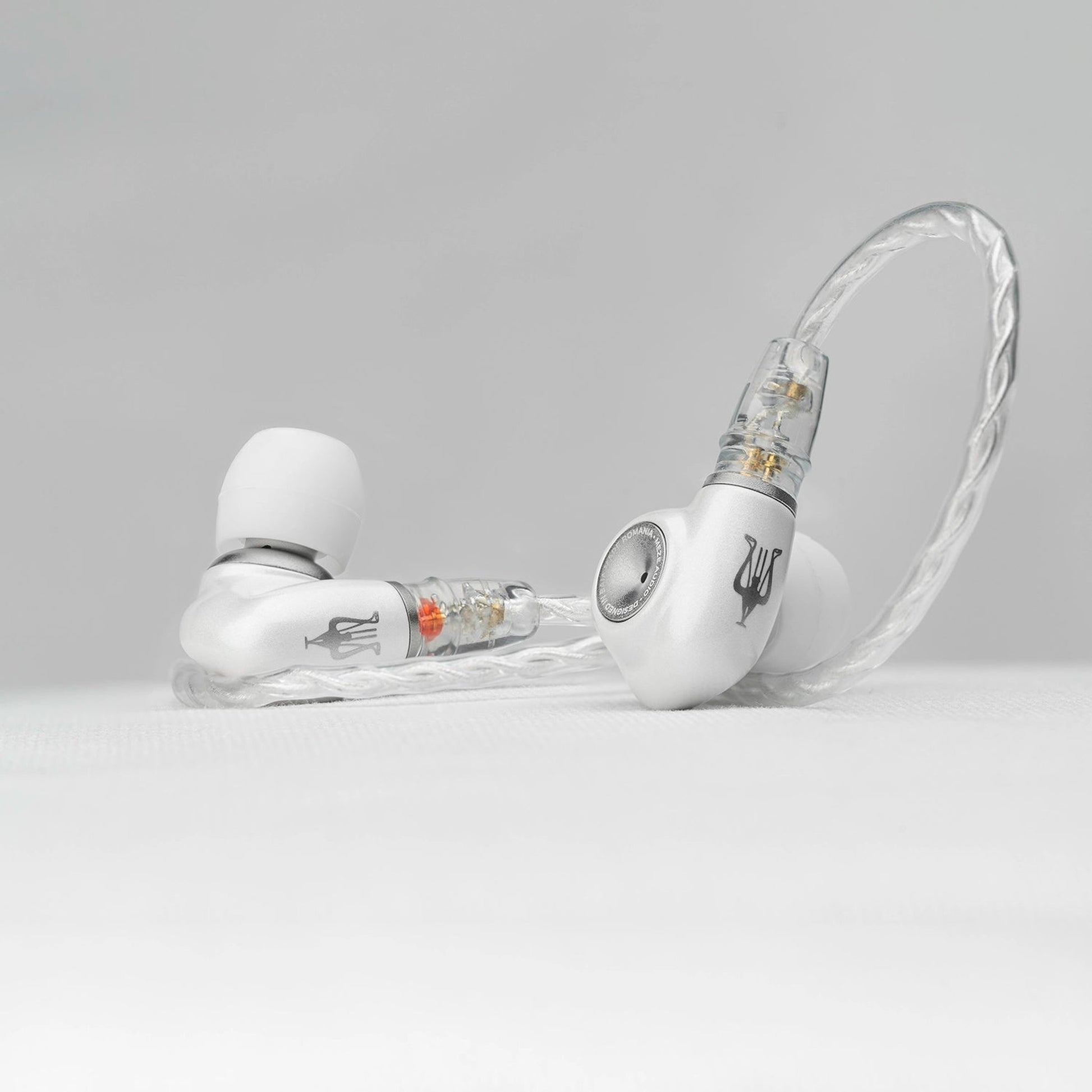 Meze Audio Alba In-Ear-Kopfhörer Lifestyle auf heller Ablage