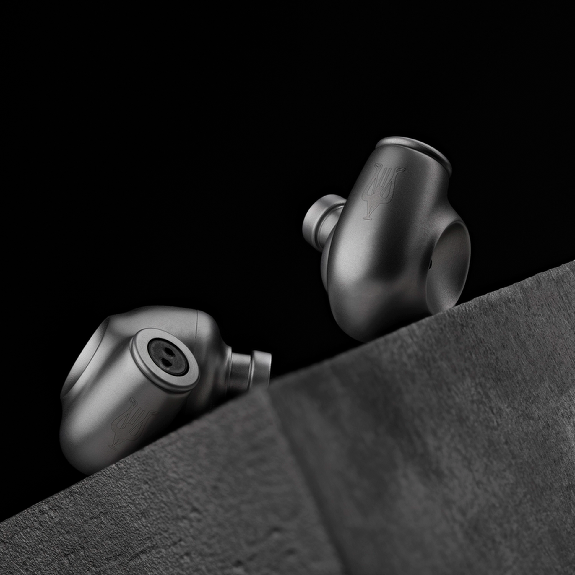 Meze Audio Astru In-Ear-Kopfhörer Titan Lifestyle auf einer Betonkante
