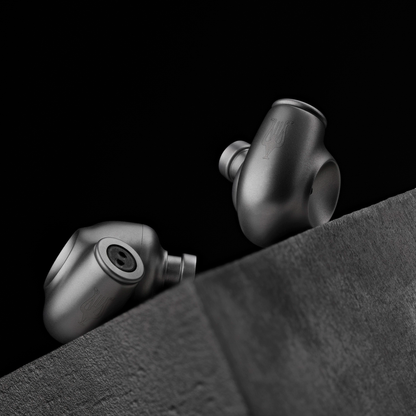 Meze Audio Astru In-Ear-Kopfhörer Titan Lifestyle auf einer Betonkante