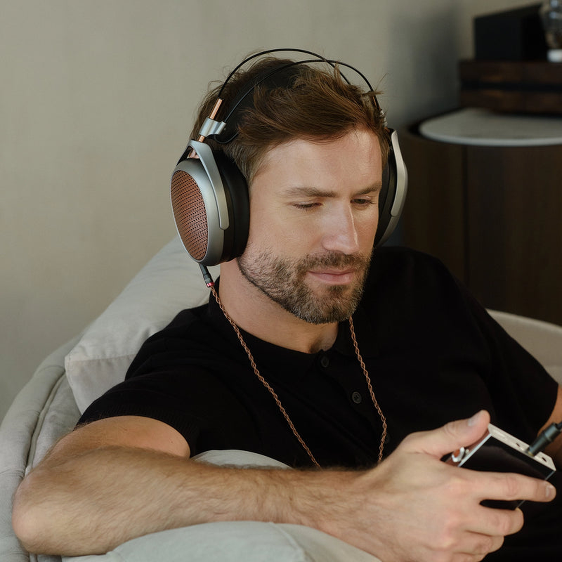 Meze Audio Poet Over-Ear-Kopfhörer Lifestyle getragen