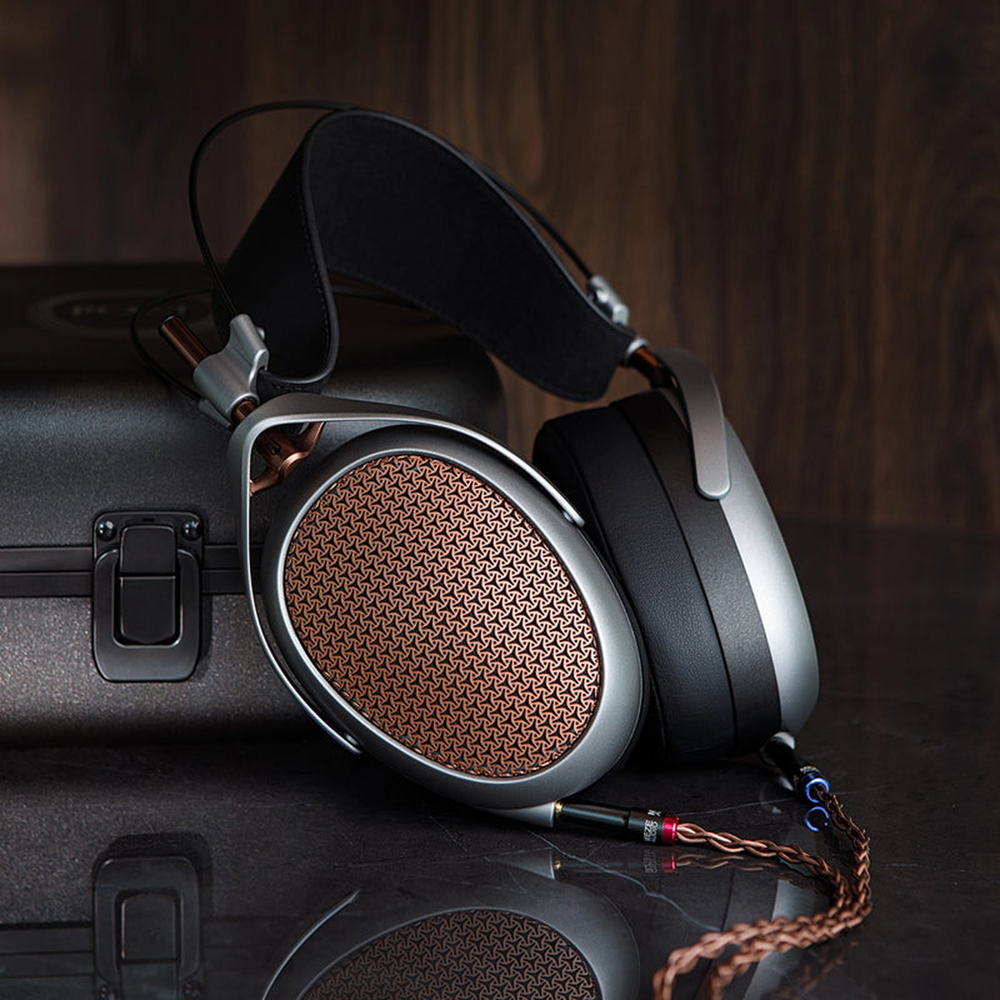 Meze Audio Poet Over-Ear-Kopfhörer Lifestyle neben einem Transportkoffer