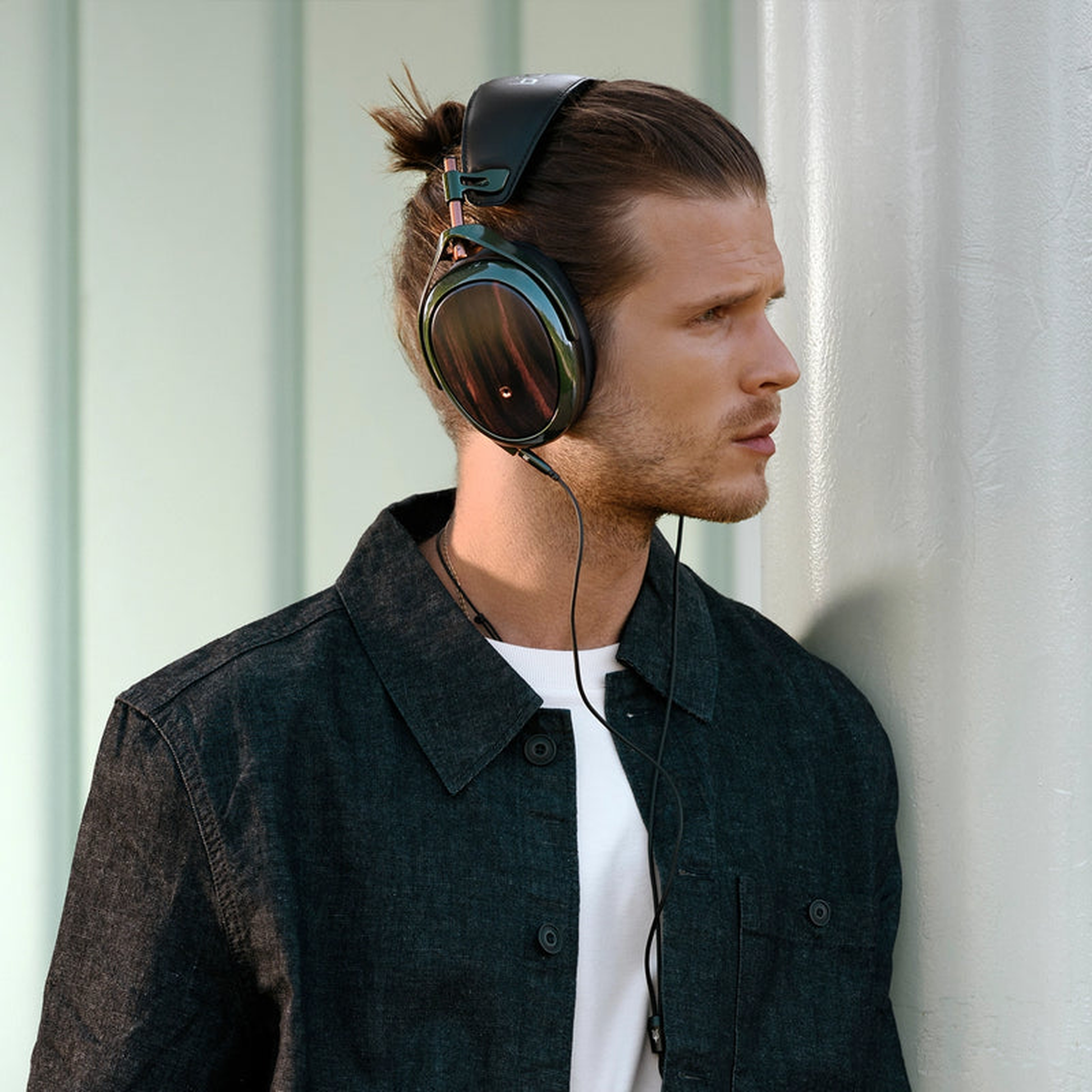 Meze Audio Strada Over-Ear-Kopfhörer Lifestyle getragen