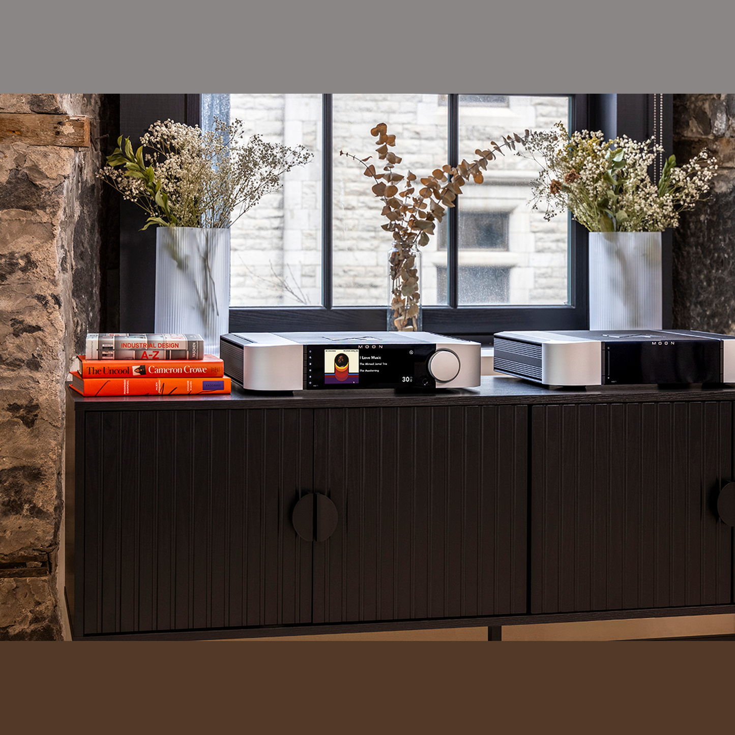 MOON 461 + 491 Compass HiFi-Set Lifestyle im Wohnraum mit Buechern und Vasen silber schwarz