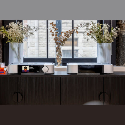 MOON 461 + 491 Compass HiFi-Set Lifestyle auf Sideboard vor Fenster silber schwarz