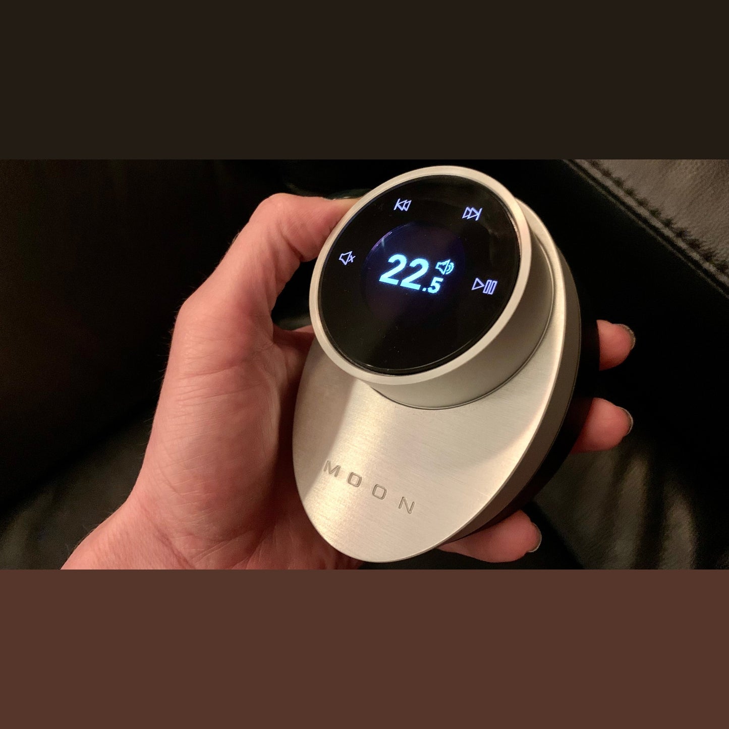 MOON BRM-1 Smart-Fernbedienung Lifestyle in der Hand