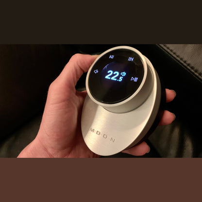 MOON BRM-1 Smart-Fernbedienung Lifestyle in der Hand