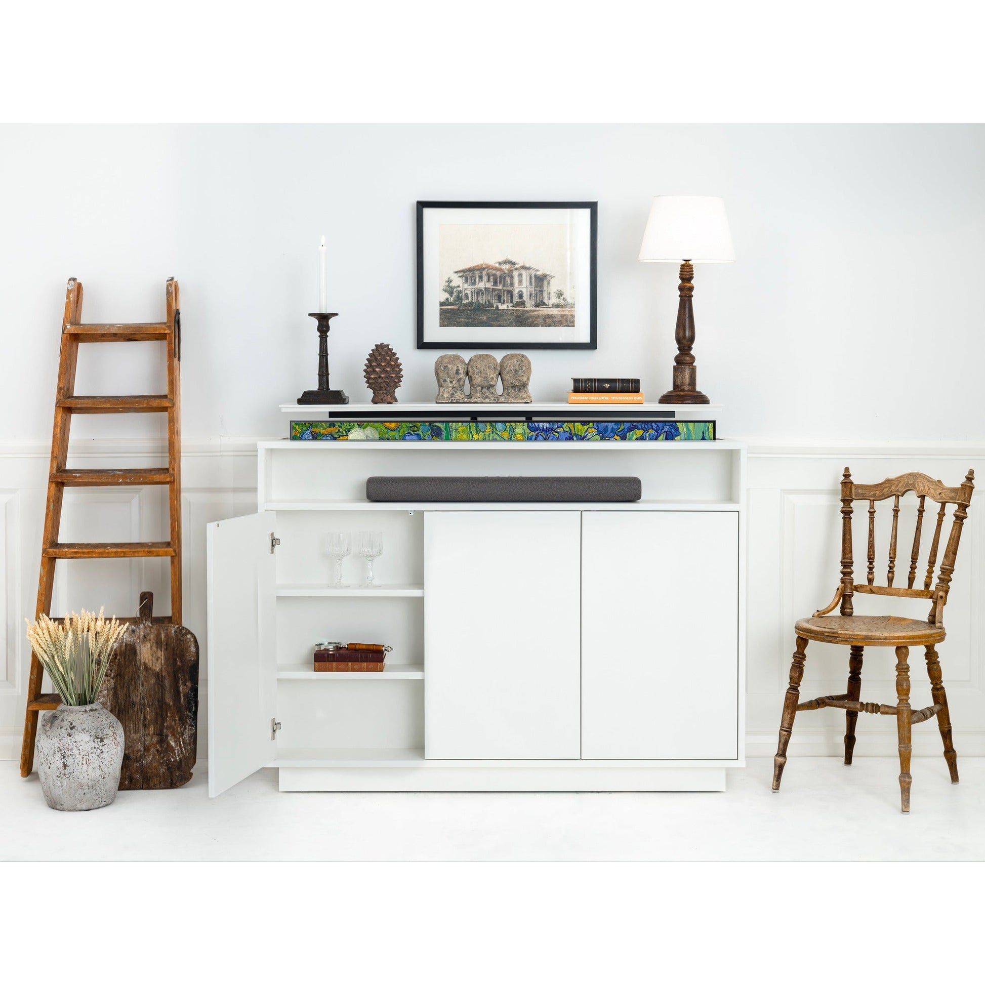 Multibrackets 4691 AV-Cabinet TV-Lift 65 Zoll Weiss Lifestyle, Tür offen, Soundbar im Fach