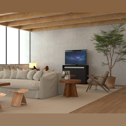 Multibrackets 4707 AV-Cabinet TV-Lift 55 Zoll Schwarz Lifestyle, Wohnzimmer mit Sofa, Fernseher ausgefahren