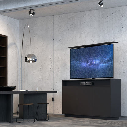 Multibrackets 4714 AV-Cabinet TV-Lift 65 Zoll Schwarz Lifestyle, Loft mit Betonwand, Videobar im Fach