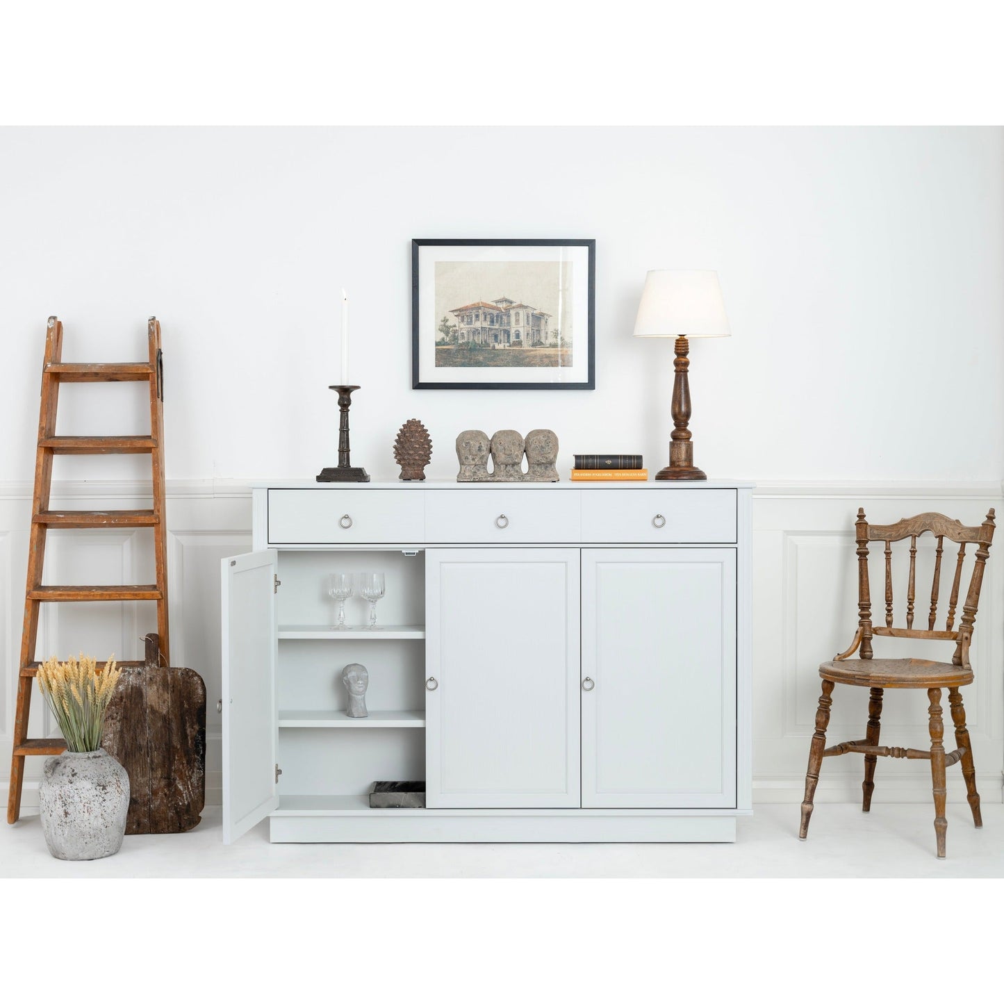Multibrackets 5889 AV-Cabinet TV-Lift 55 Zoll Classic Weiss Lifestyle, Tür offen, Stauraum mit Tablaren