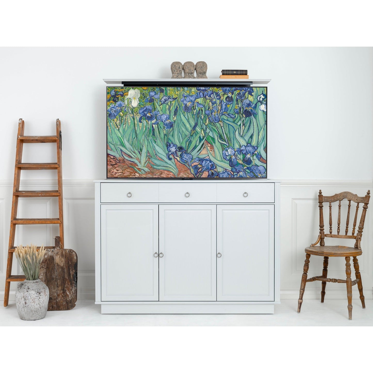 Multibrackets 5889 AV-Cabinet TV-Lift 55 Zoll Classic Weiss Lifestyle, Wohnraum, Fernseher ausgefahren