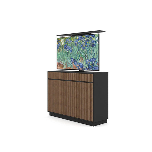 Multibrackets 5896 AV-Cabinet TV-Lift 55 Zoll Walnuss Frontansicht, Fernseher ausgefahren, leicht schräg