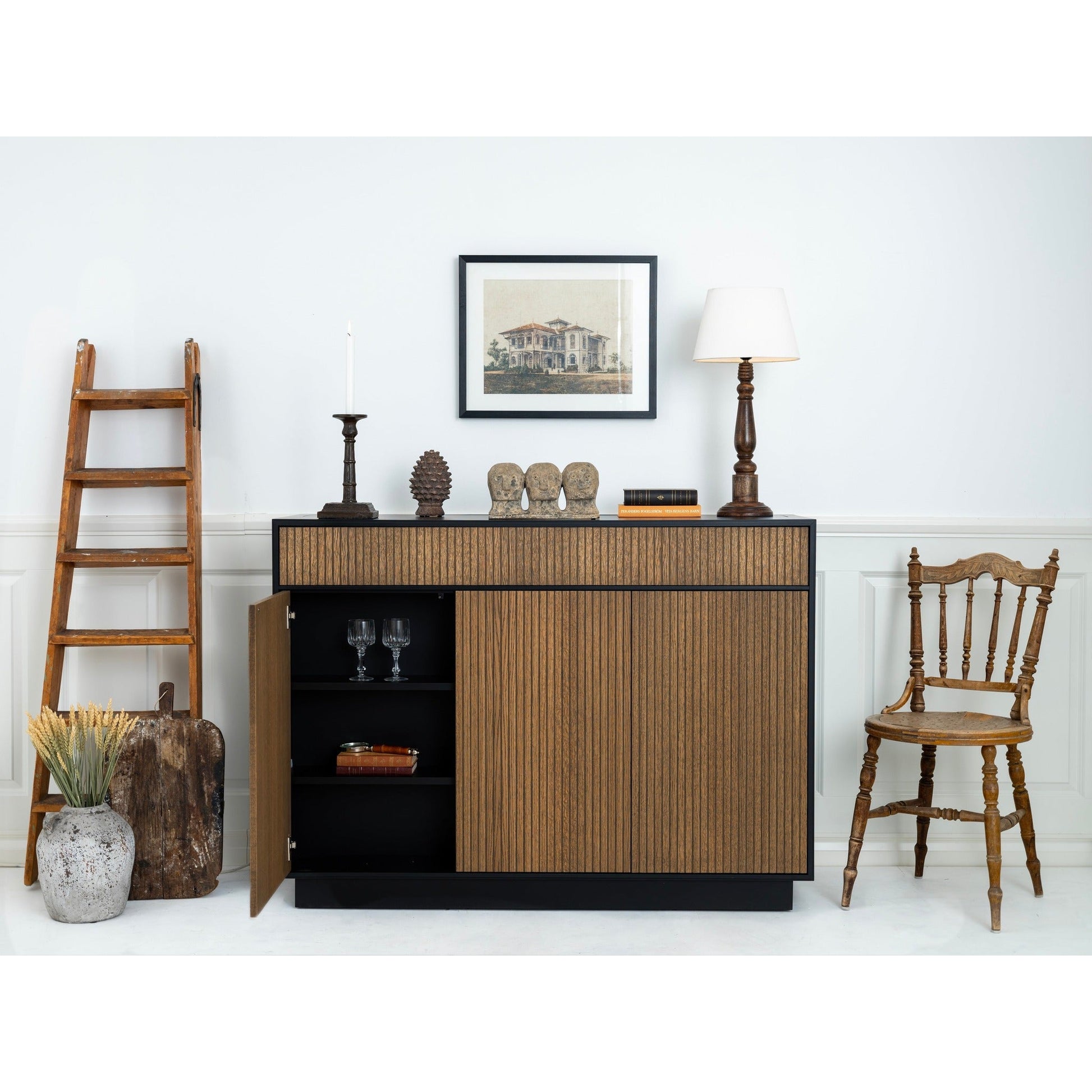 Multibrackets 5896 AV-Cabinet TV-Lift 55 Zoll Walnuss Lifestyle, Tür offen, Stauraum mit Gläsern
