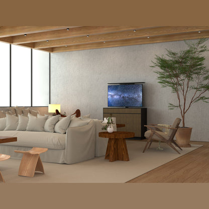 Multibrackets 5896 AV-Cabinet TV-Lift 55 Zoll Walnuss Lifestyle, Wohnzimmer mit Sofa, Fernseher ausgefahren